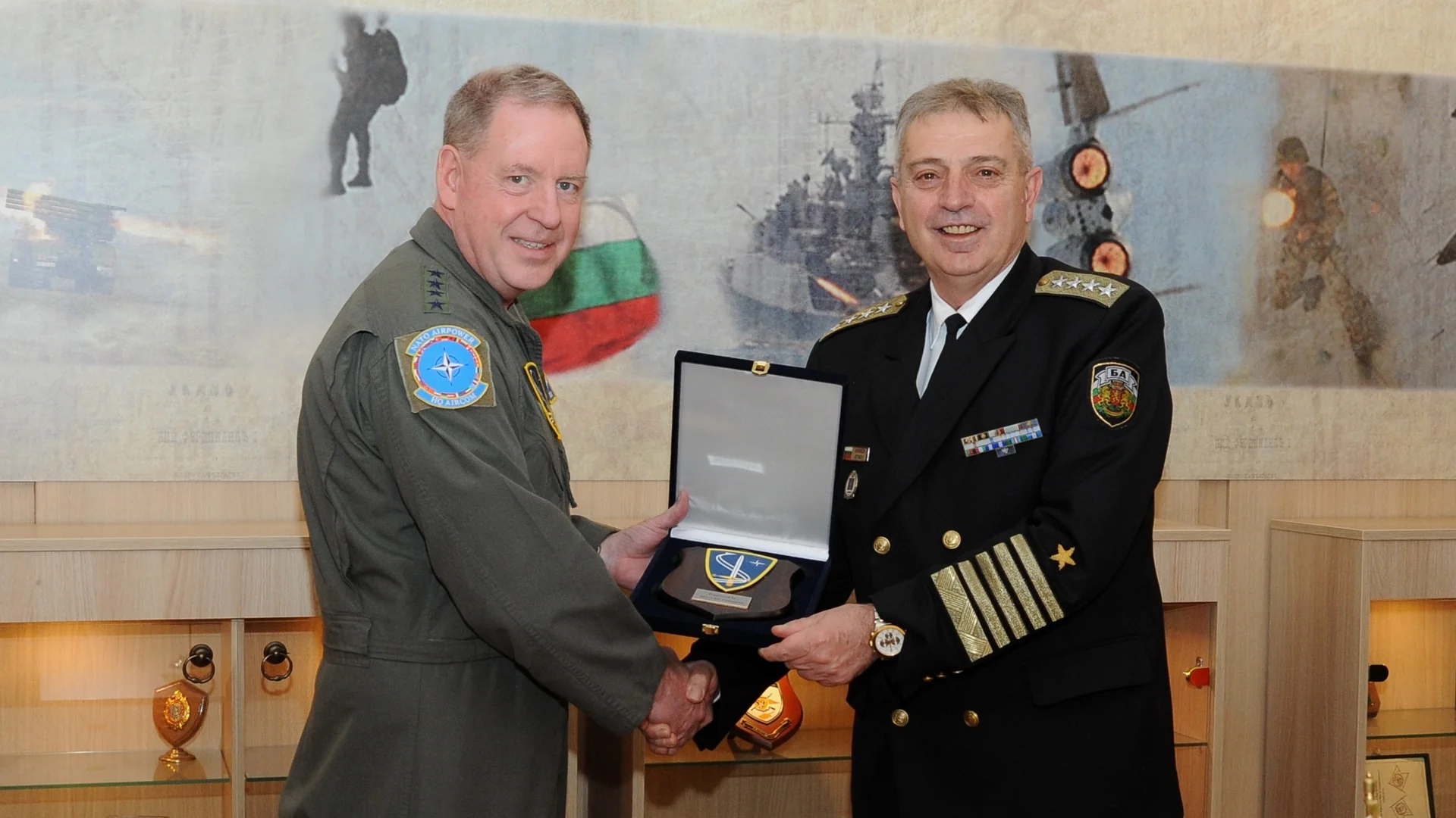 Началникът на отбраната и генерал от НАТО обсъдиха засилване на ПВО на Алианса