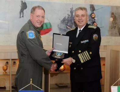 Началникът на отбраната и генерал от НАТО обсъдиха засилване на ПВО на Алианса