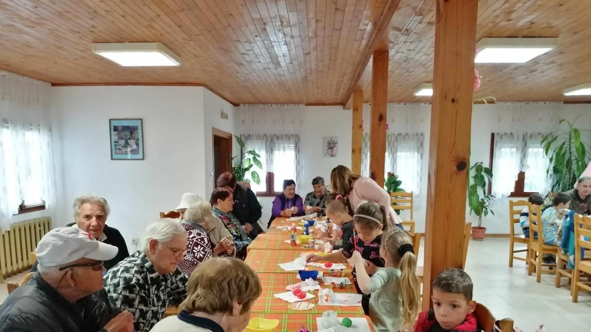Деца боядисваха яйца и фигурки с Дома за стари хора в с. Главиница