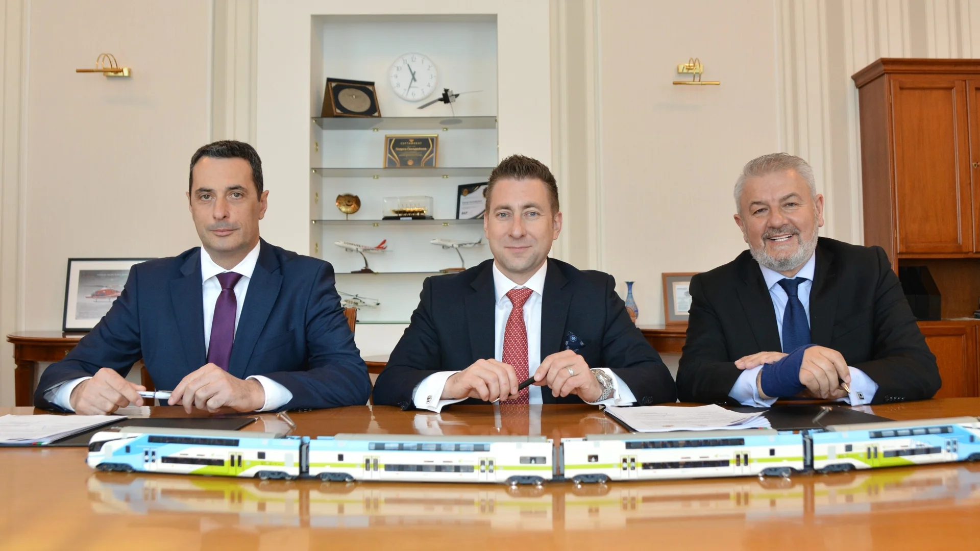 Гвоздейков подписа с поляци за доставка на 7 двуетажни влака
