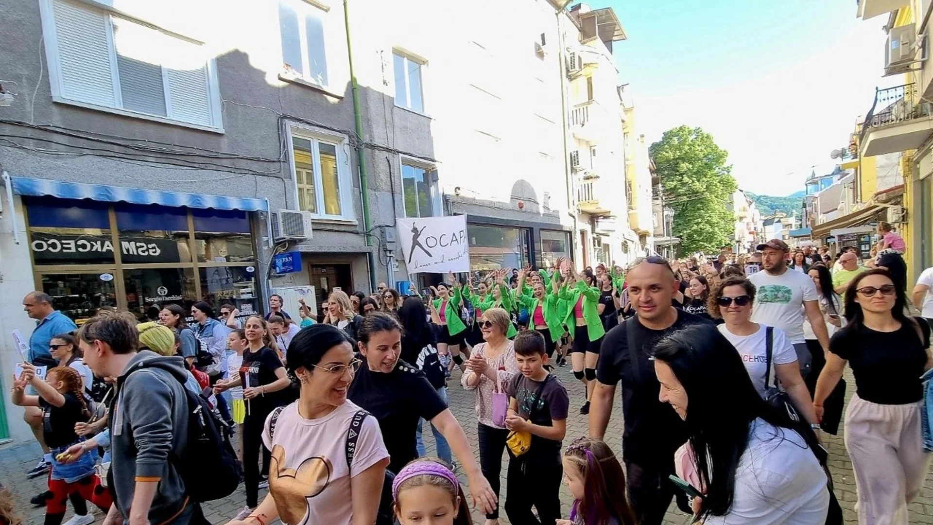 "Танцова фиеста" с пълен площад и безброй танци в Асеновград (СНИМКИ)