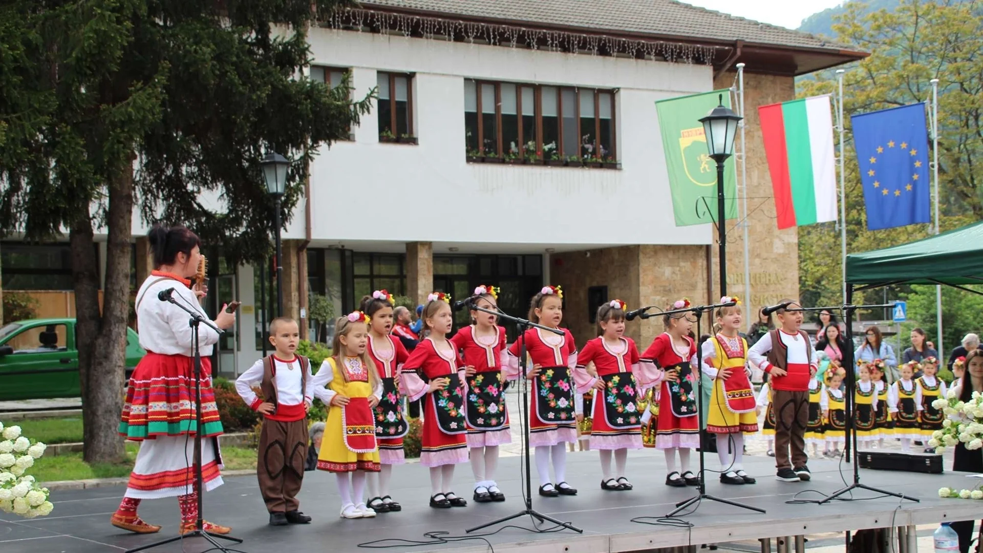 Децата от община Тетевен изнесоха празничен концерт по случай Цветница и Лазаровден (СНИМКИ)