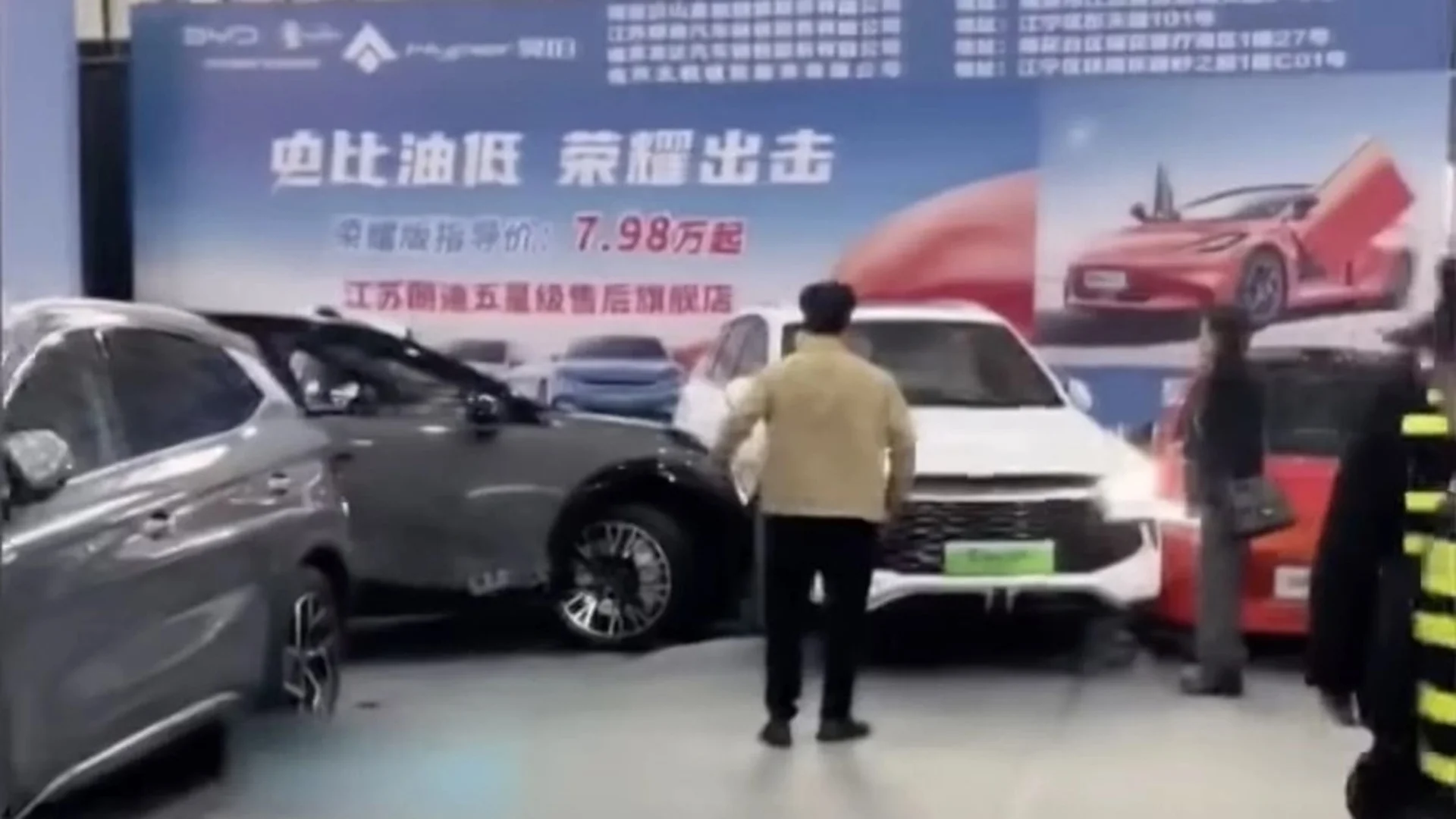 Електрическа кола блъсна петима души на изложение в Китай (ВИДЕО)