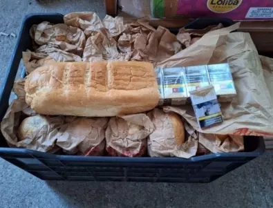 Скрити в издълбани самуни хляб: Задържаха контрабандни цигари