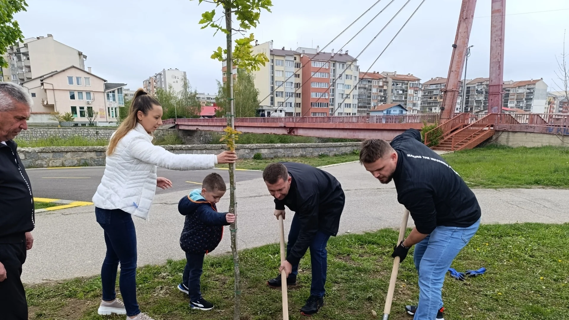 Кметът на Самоков и негови заместници засадиха дървета на детски площадки (СНИМКИ)