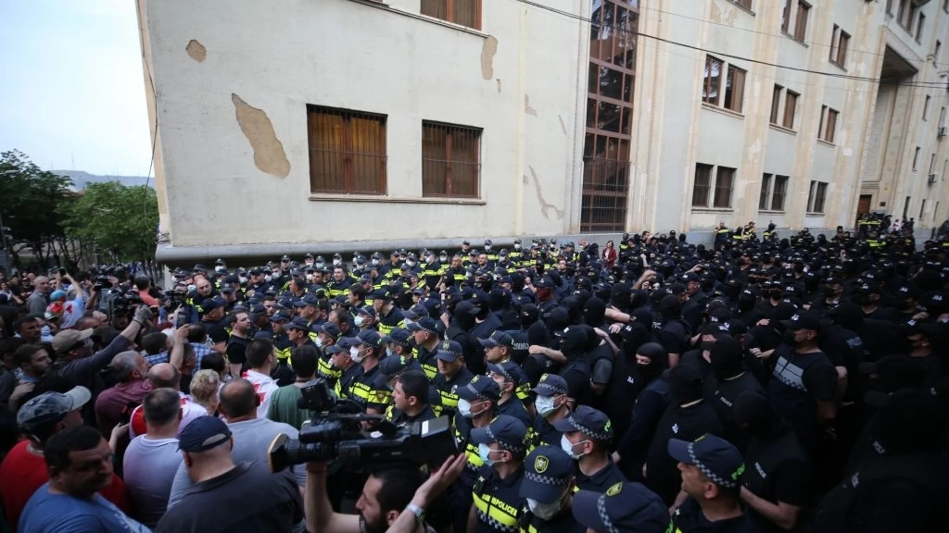 За 67 секунди: "Путиновият" закон мина за последно на комисия в Грузия, полицаи биха протестиращи (ВИДЕО)