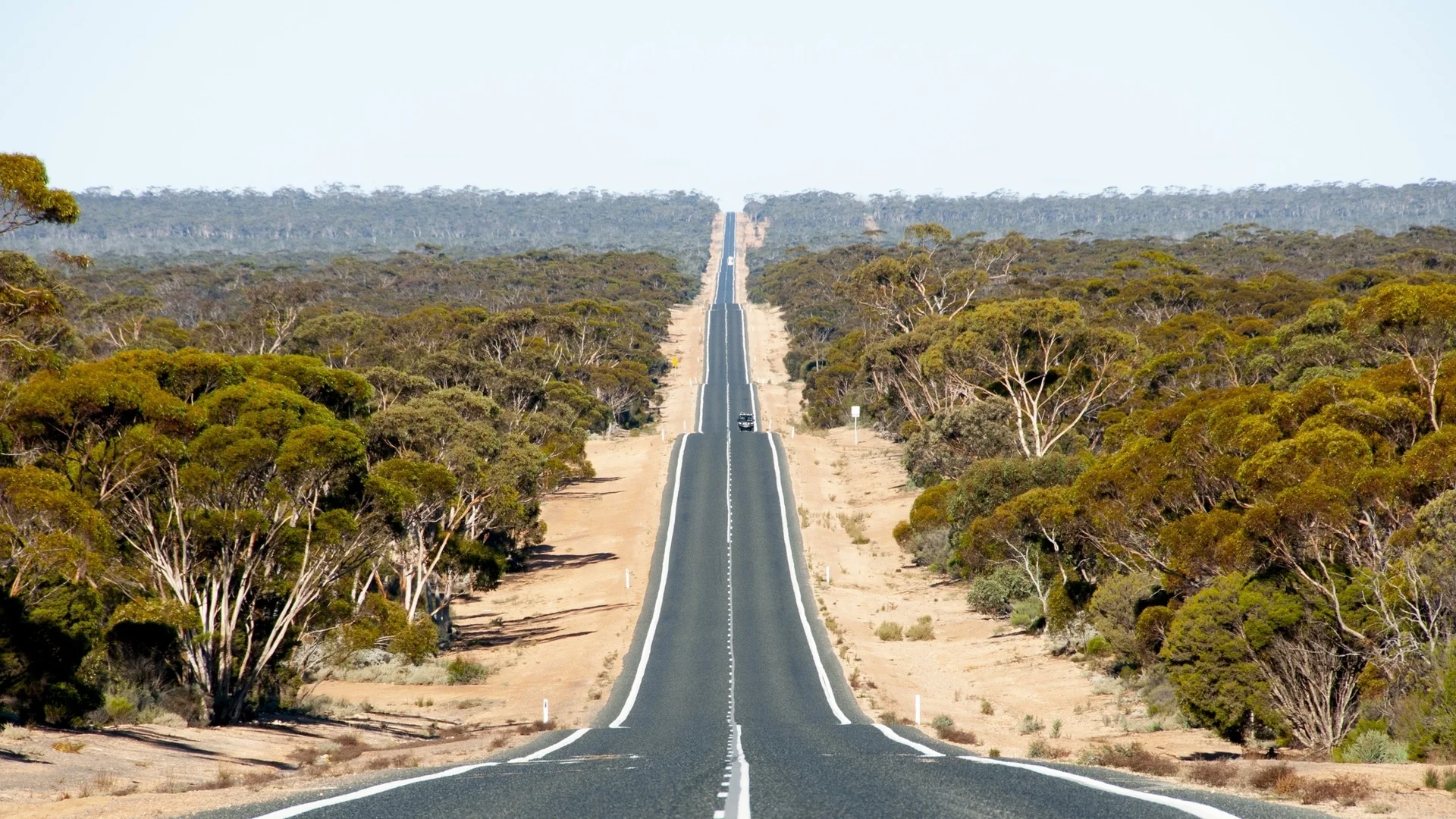 Без погрешен завой: Най-дългият прав път в Австралия е 147 км без нито една отбивка