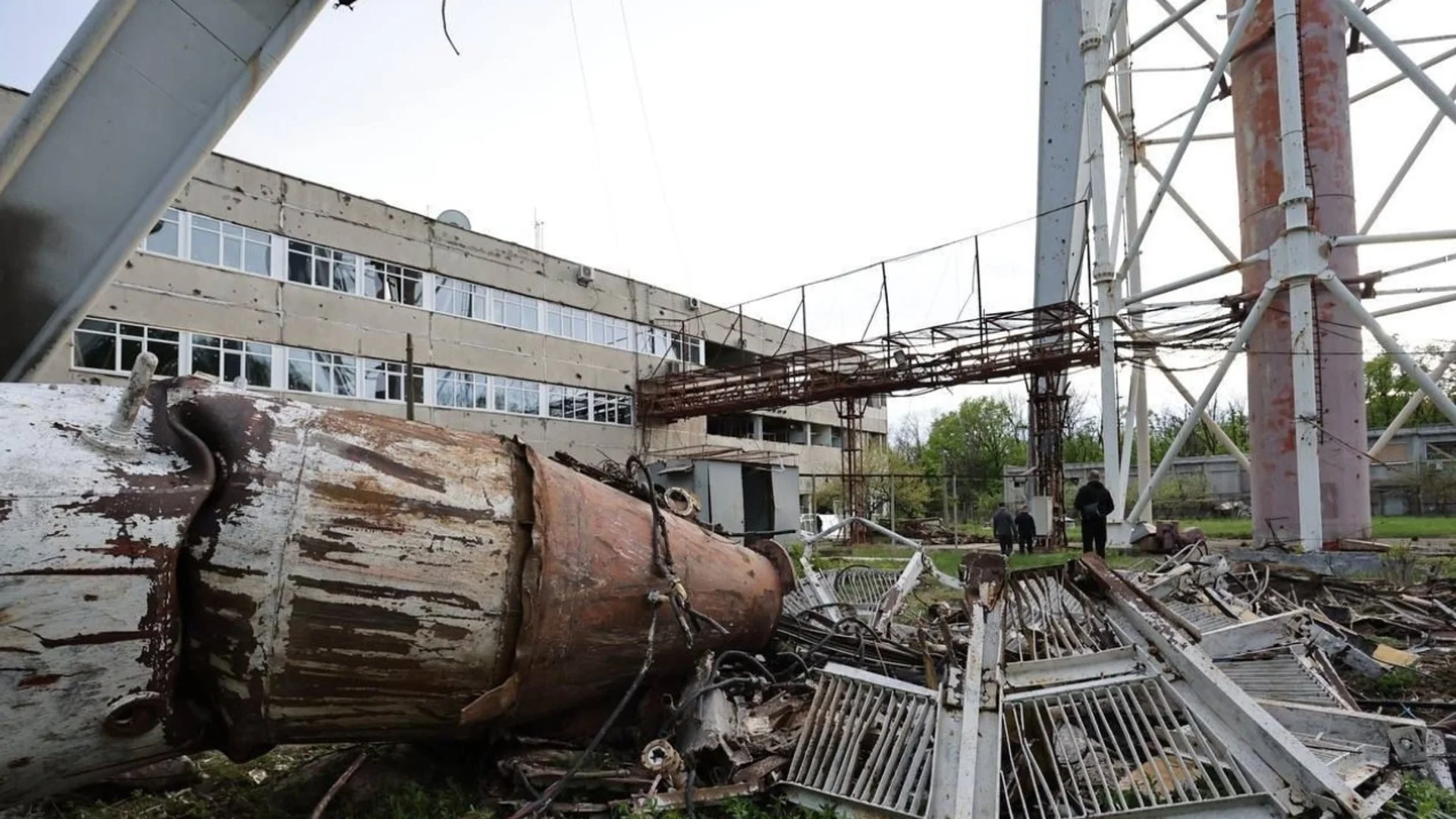 Зеленски: Русия е хвърлила хиляди управляеми авиобомби в Украйна само за месец