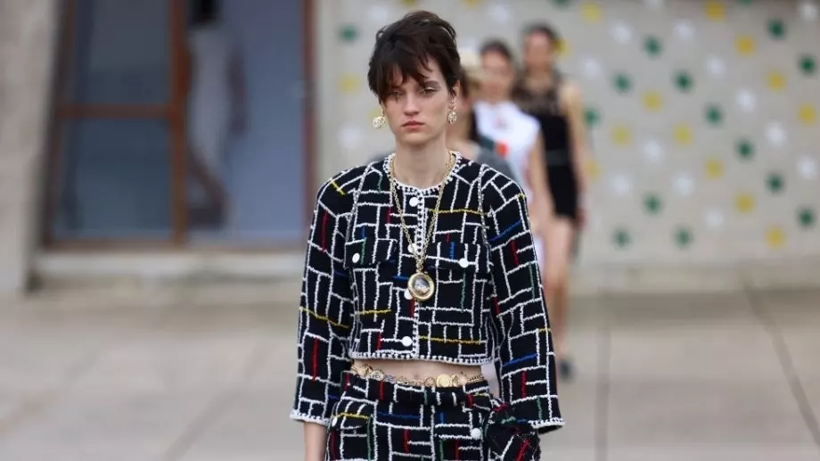 Chanel Cruise 2024-2025: roupas casuais e cortes chiques