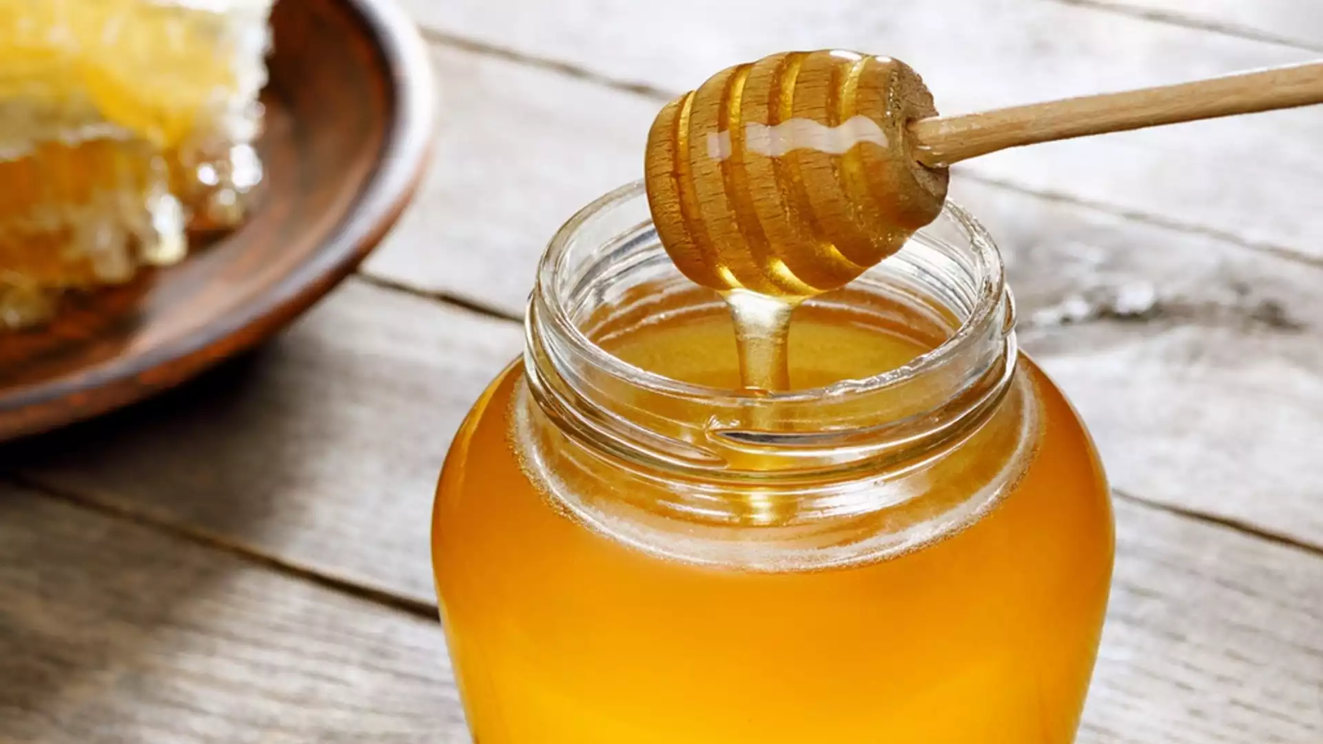 Зелените орехи с мед прочистват организма