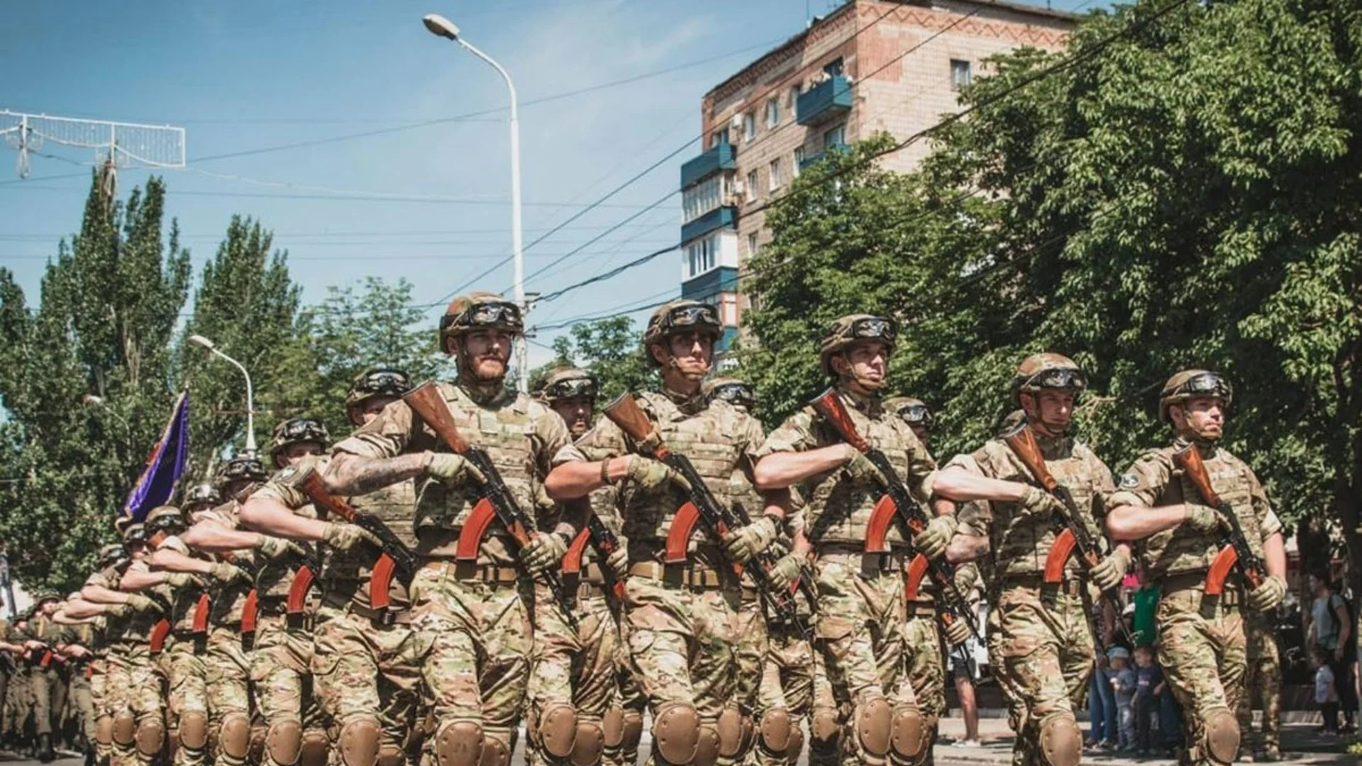 Зеленски два пъти отхвърля искания за разблокиране на западно оръжие за полка "Азов"