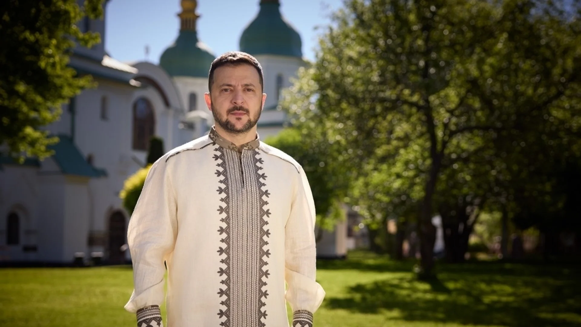 Зеленски: Бог носи шеврон с украинското знаме на рамото си и животът ще победи смъртта (ВИДЕО)
