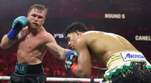 Канело Алварес не може да бъде спрян! Разби сънародник и записа 61-ва победа (ВИДЕО)