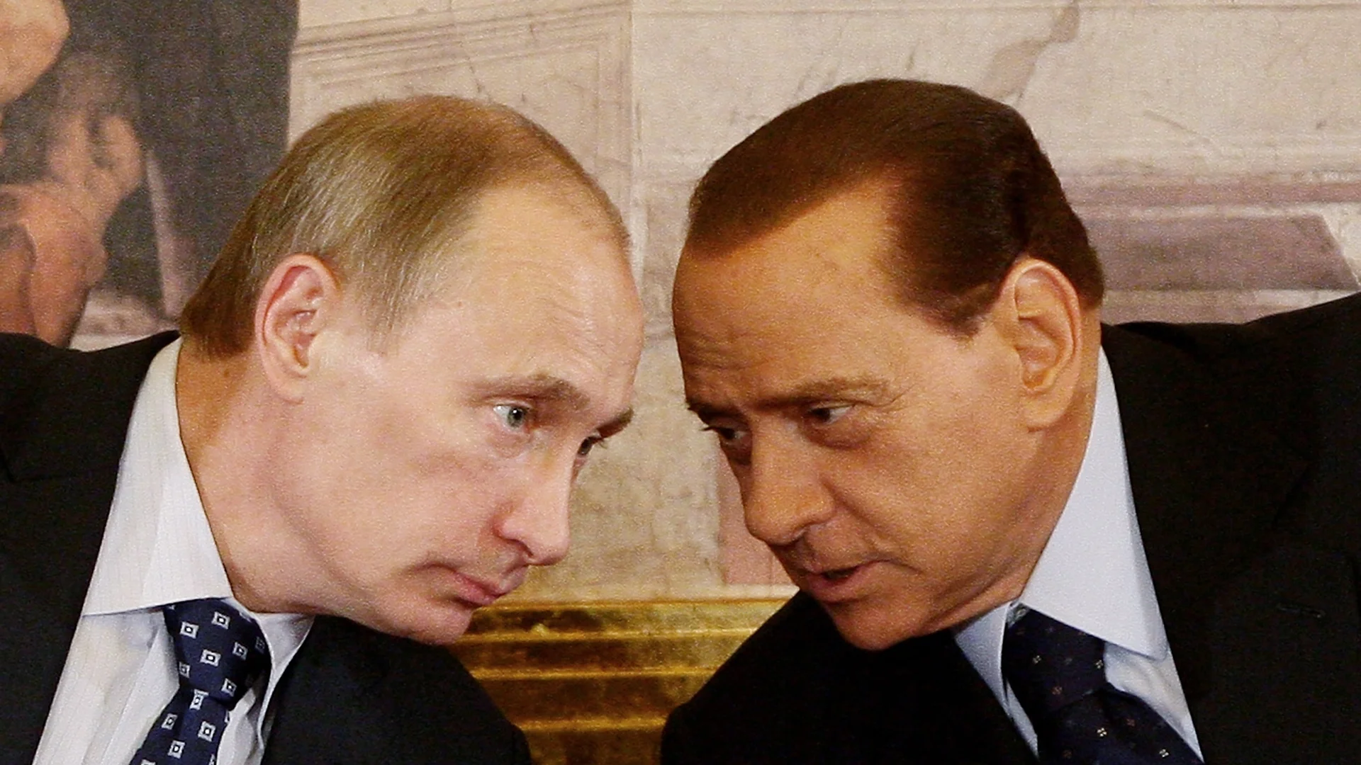 Кървавият подарък на Путин за Берлускони и как италианецът повръщал зад едно дърво
