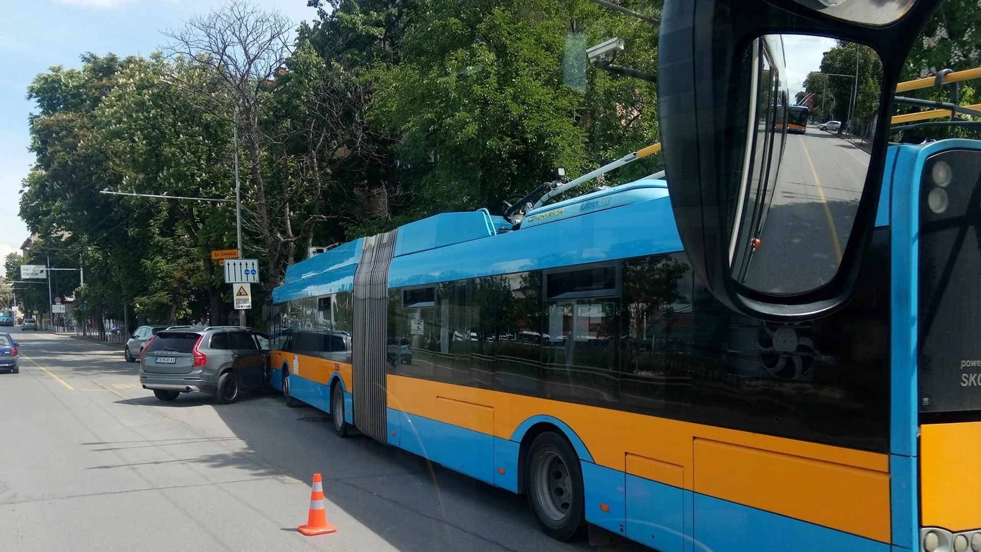 Тролей и автомобил се удариха в София, има пострадала (СНИМКИ)