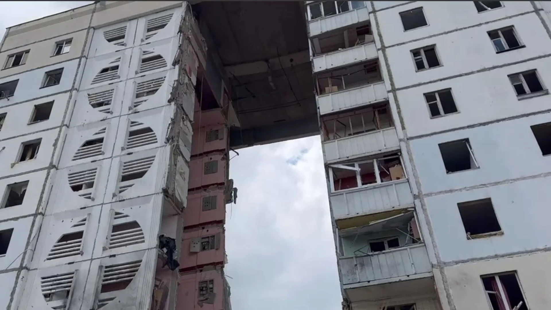 Руснаците опитаха вкуса на войната: Ужас и паника в Белгород, рухнал 9-етажен блок след обстрели (ВИДЕА)