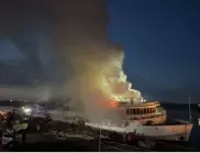 Зрелищен пожар на руски ВИП круизен кораб (ВИДЕА)