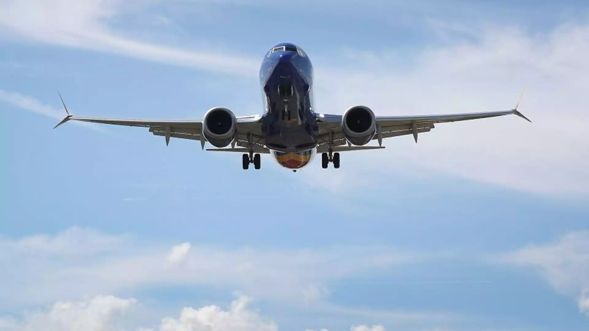 Пак проблеми с Boeing: Самолет кацна аварийно след пламнал двигател (ВИДЕО)