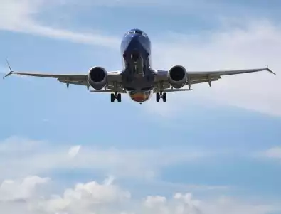 Пак проблеми с Boeing: Самолет кацна аварийно след пламнал двигател (ВИДЕО)