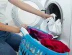 Колко дълго можете да държите мокрите дрехи в пералнята