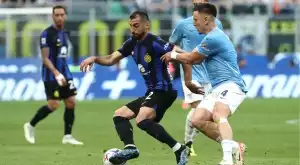 Защитник спаси шампиона Интер в самия край от загуба срещу Лацио (ВИДЕО)