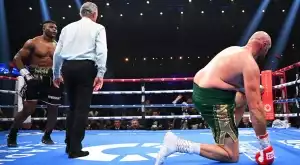 Усик го стори - колко пъти още Тайсън Фюри е пращан в нокдаун?