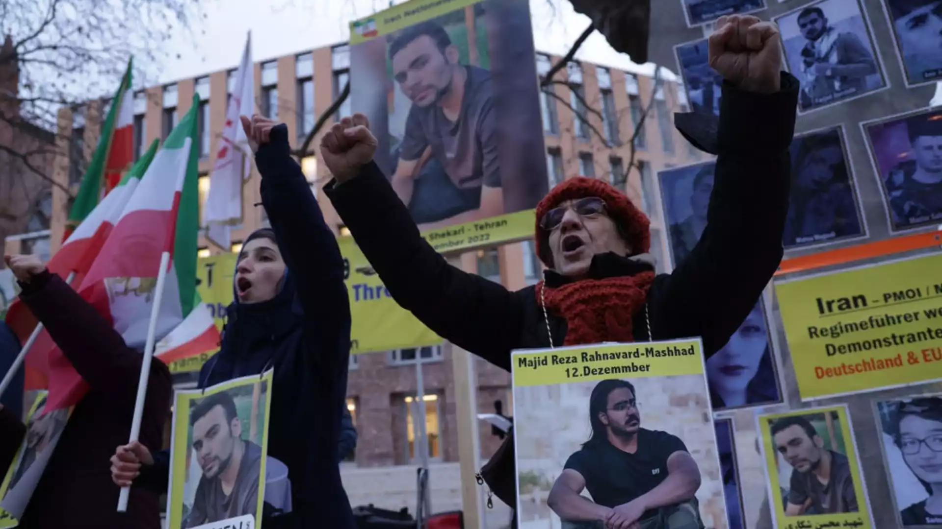 "Кога ще умрете всички?": Иранците празнуват масово смъртта на Раиси (ВИДЕО)