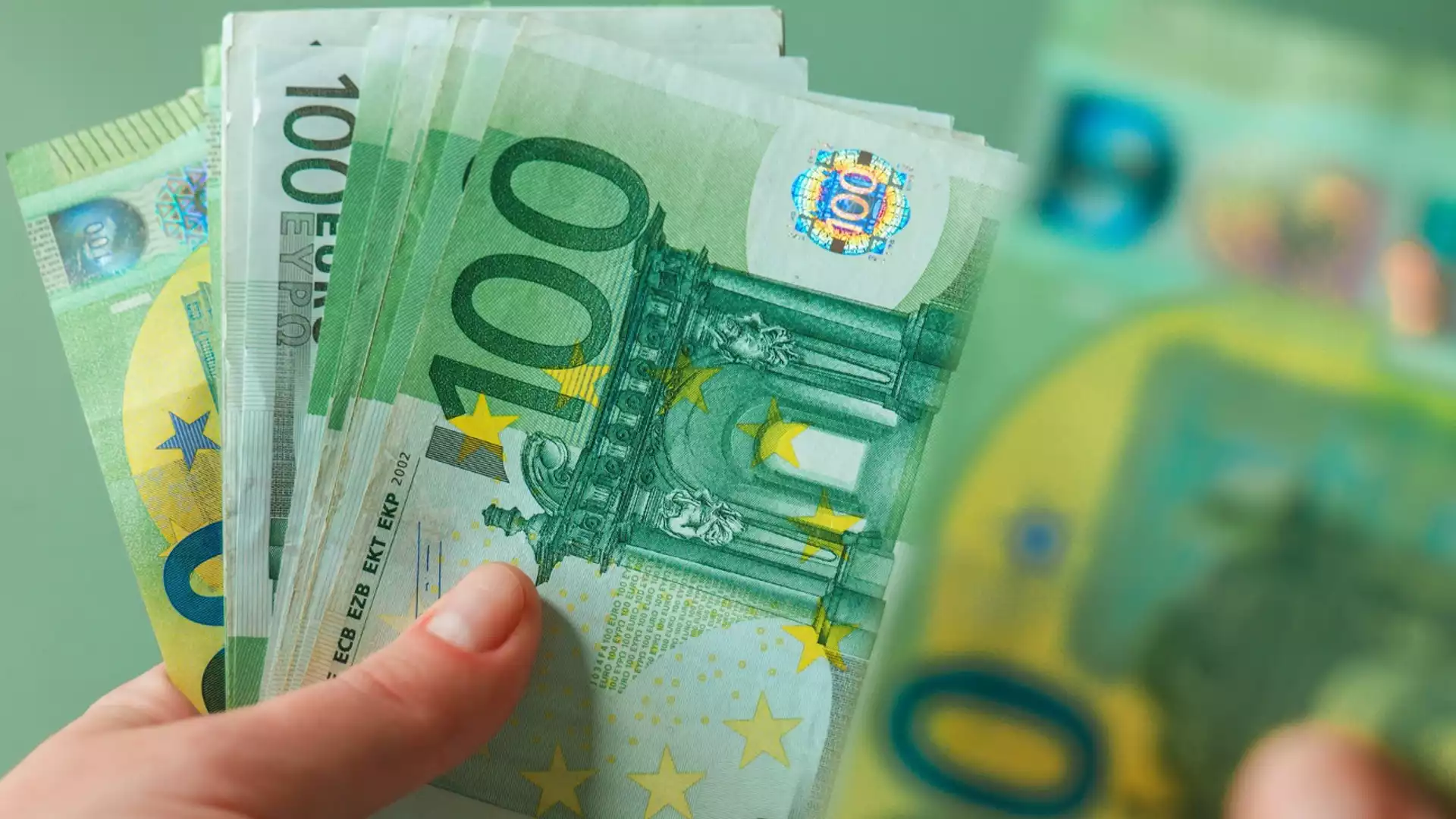 Еврото започна седмицата с опит за нов максимум спрямо долара