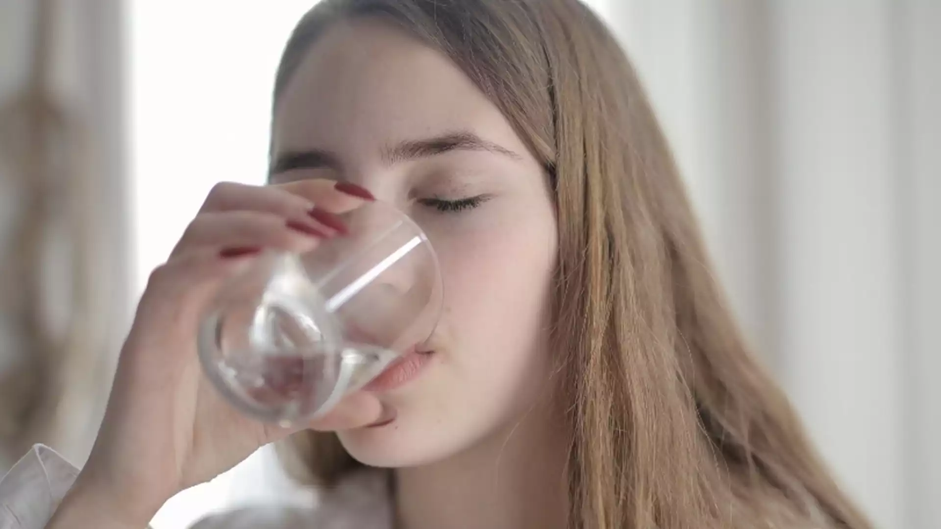 Опасно за здравето: 4 симптома, че сте прекалили с приема на вода