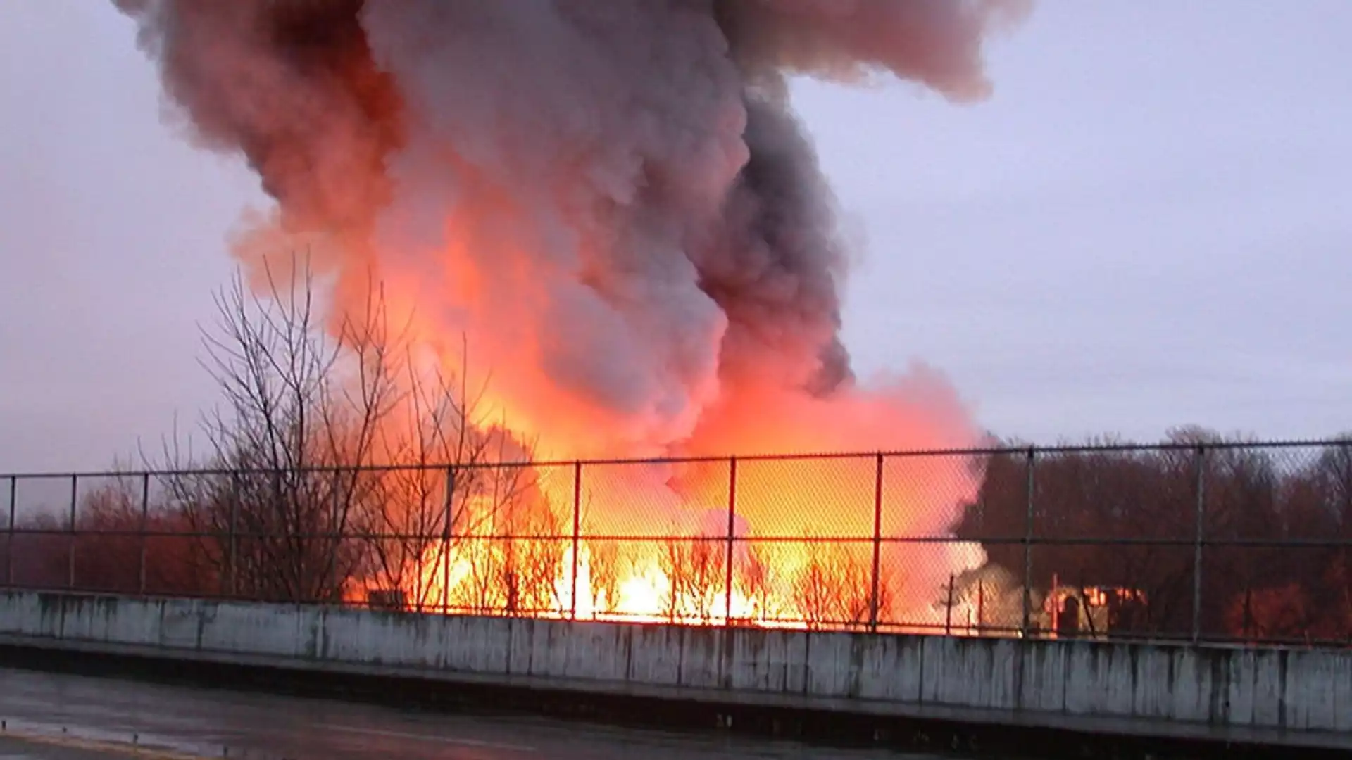 Взривове в окупираната Луганска област: Руски военни бази ли са поразени, или склад с гориво? (ВИДЕО)