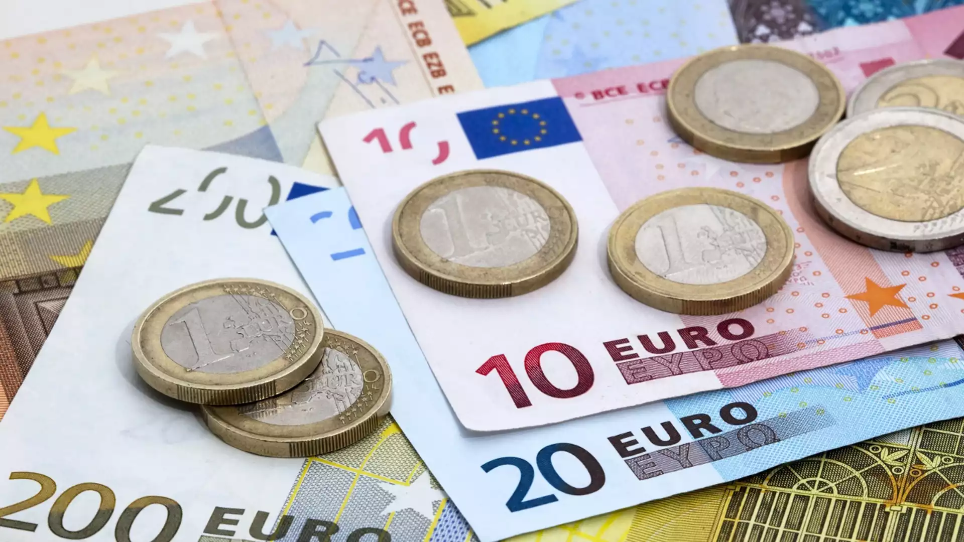 Еврото пое в нова посока спрямо долара