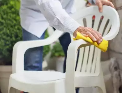 Преди сезона на открито: Как да чистите бели пластмасови столове