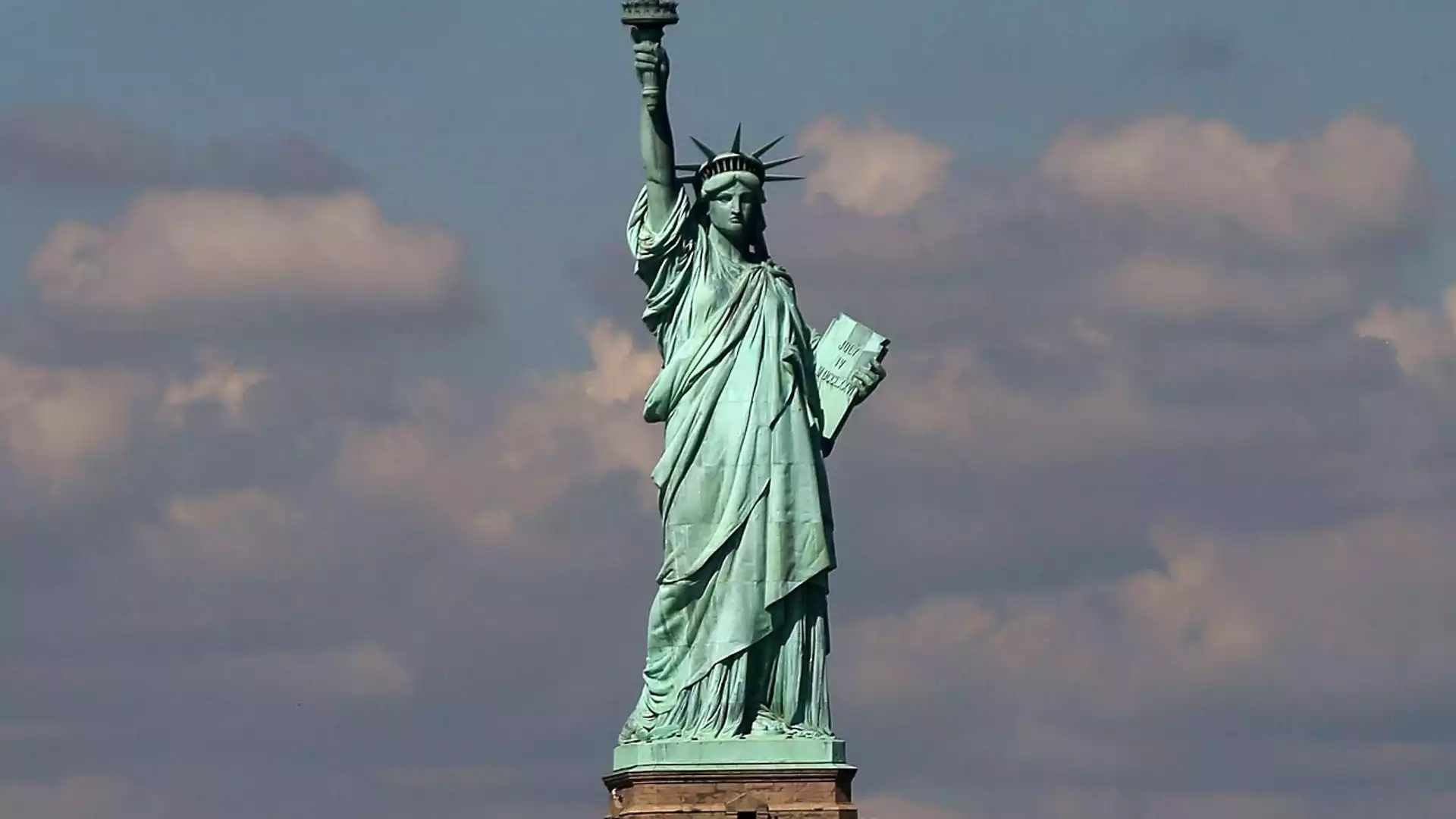 Знаете ли колко е висока Статуята на свободата в Ню Йорк