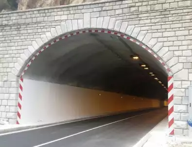 Ограничават движението в тунела 