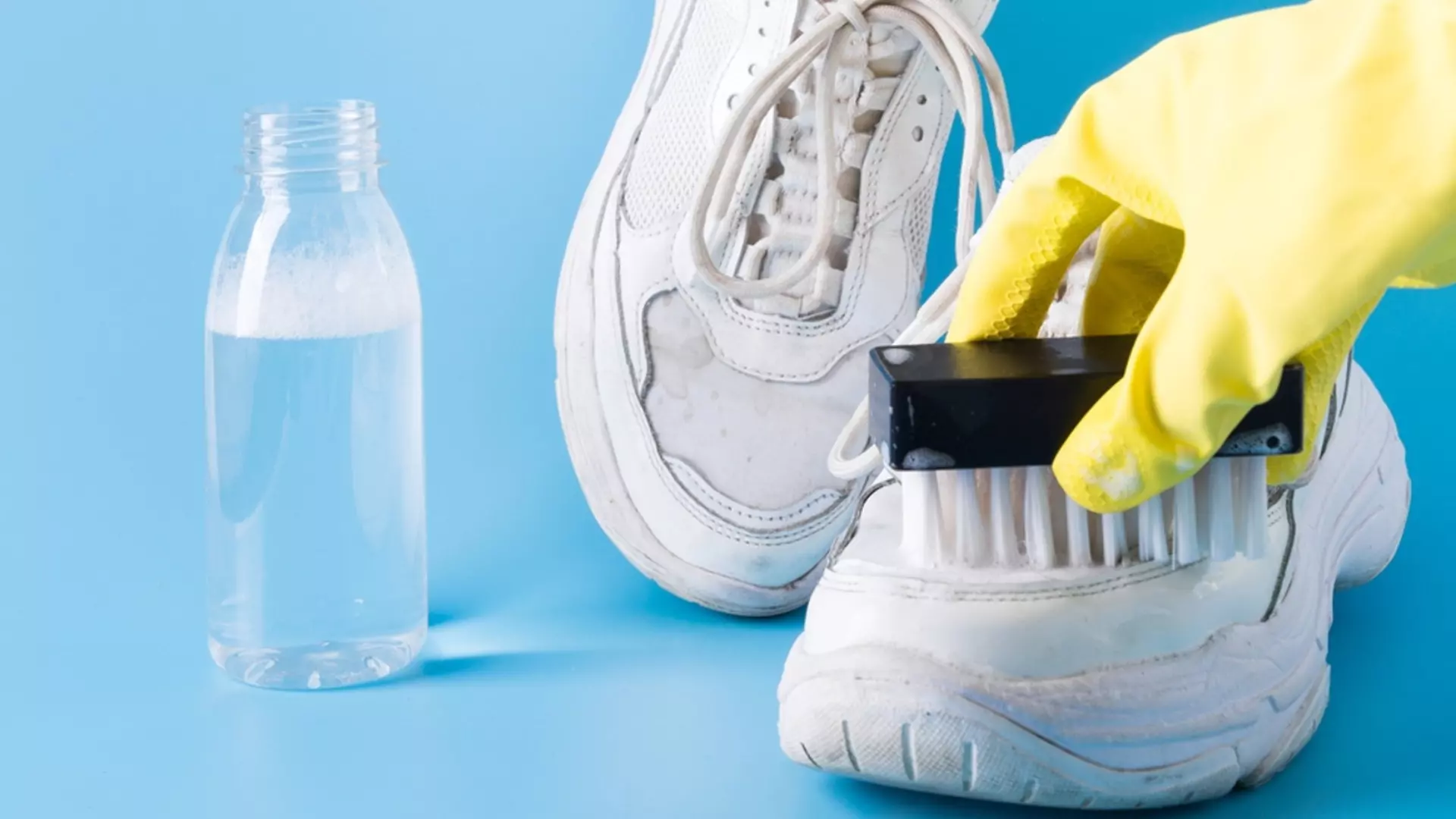 Как да почистим бели маратонки, така че да върнат цвета си?