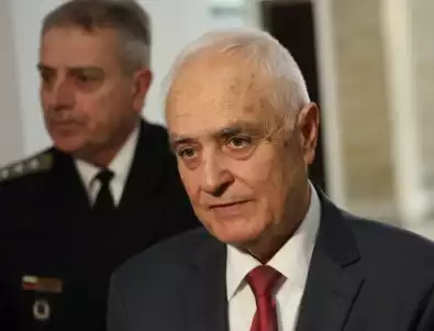 Министърът на отбраната разговаря с колегата си от Украйна