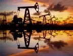 Цените на петрола поддържат курса заради очакванията за по-високи лихви на Фед