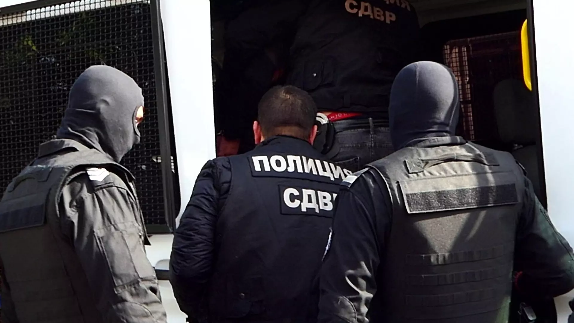 Десетки задържани в столичния кв. "Христо Ботев" за търговия с вот (ВИДЕО)