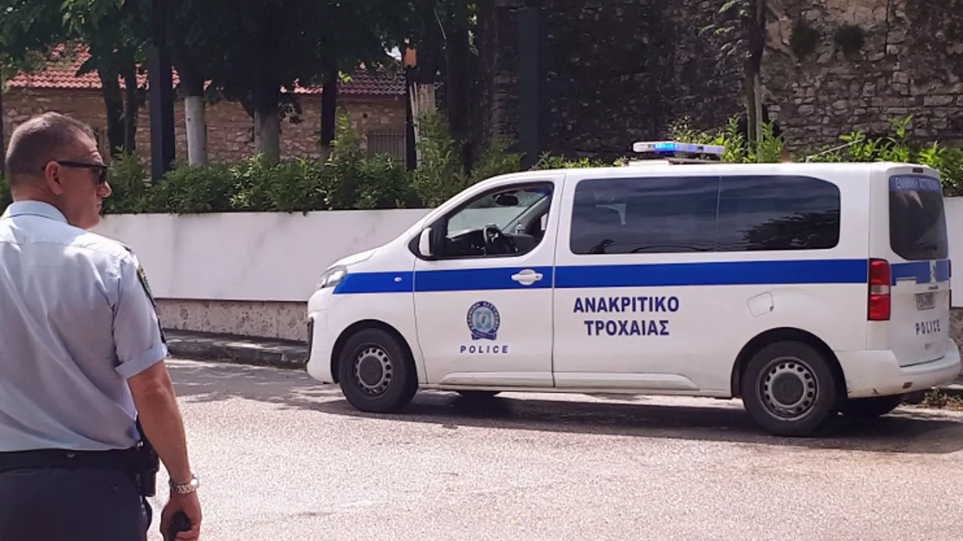 Данъчни служители и шефът им са задържани за подкуп в Гърция