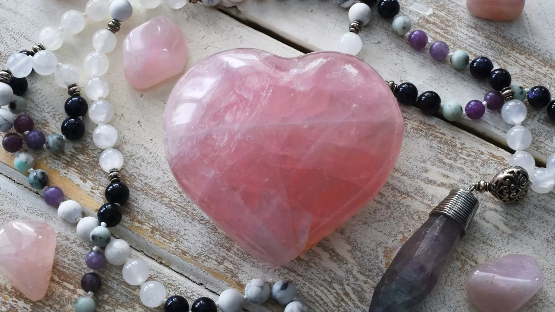 Край на самотата: 5 кристални камъка, с които ще намерите сродната си душа