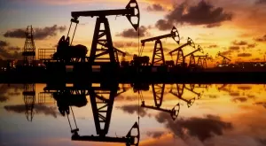 Цените на петрола отстъпват четвърти ден, след сигнала на Фед за ръст на лихвите