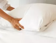 Без пране: Страхотен трик, с който да почистите възглавниците