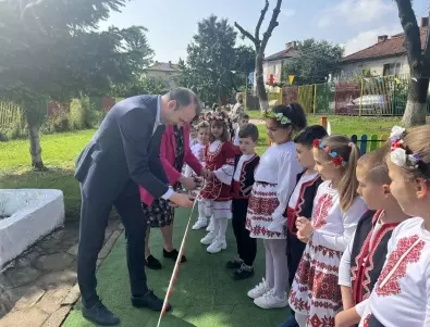 Откриха нова детска площадка в детска градина в Кюстендил (СНИМКИ)