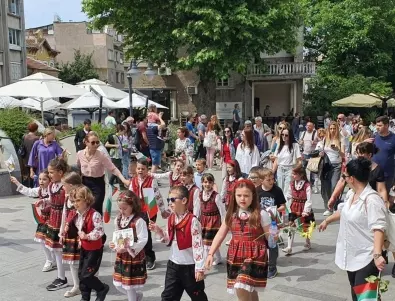 Празнично шествие озари улиците на Бургас на 24 май