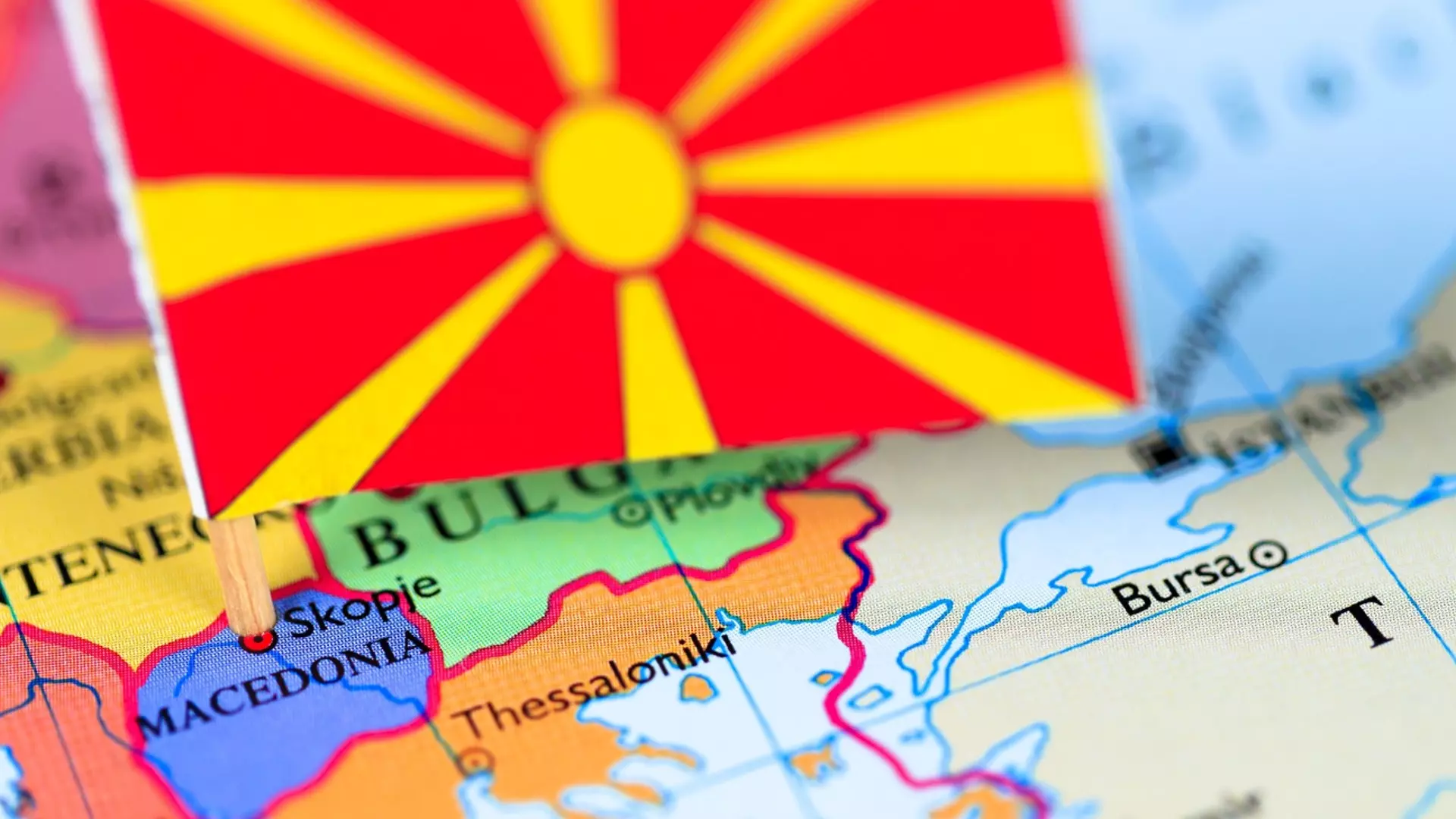 Скопие да забрави македонистките "вредности" по пътя за ЕС