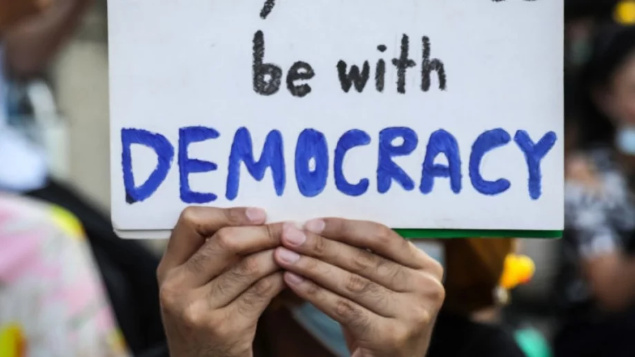 Коментар №1 на седмицата: САЩ са виновни: Примерът им за "демокрация" прави светът сбъркан