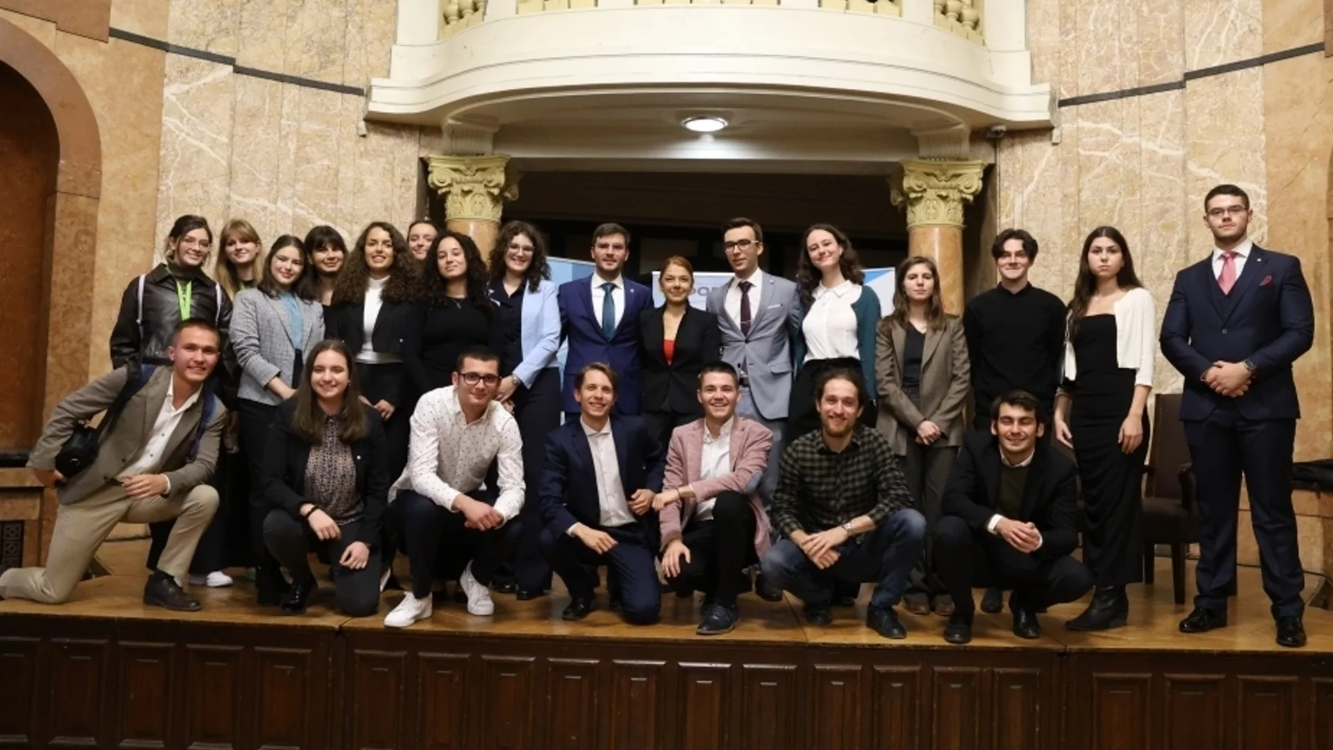 "Лигата на младите гласоподаватели" отново събира кандидати за депутати в битка за вота на младите хора (СНИМКИ)
