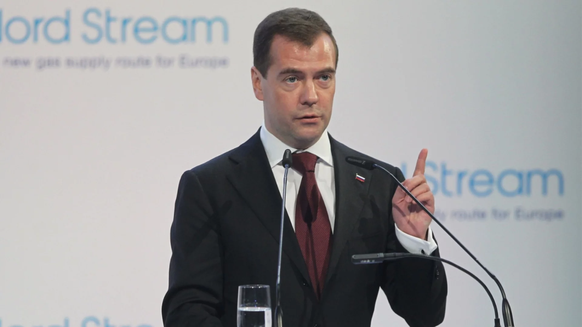 Медведев заплашва Полша със световна война