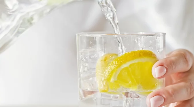 Лекар: Спрете да пиете вода с лимон сутрин