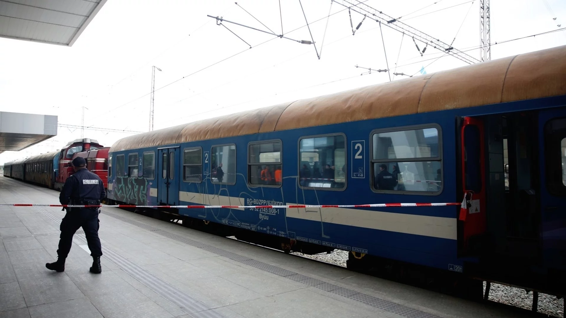 Влак и локомотив се удариха челно на Централна гара в София, има пострадали (СНИМКИ)